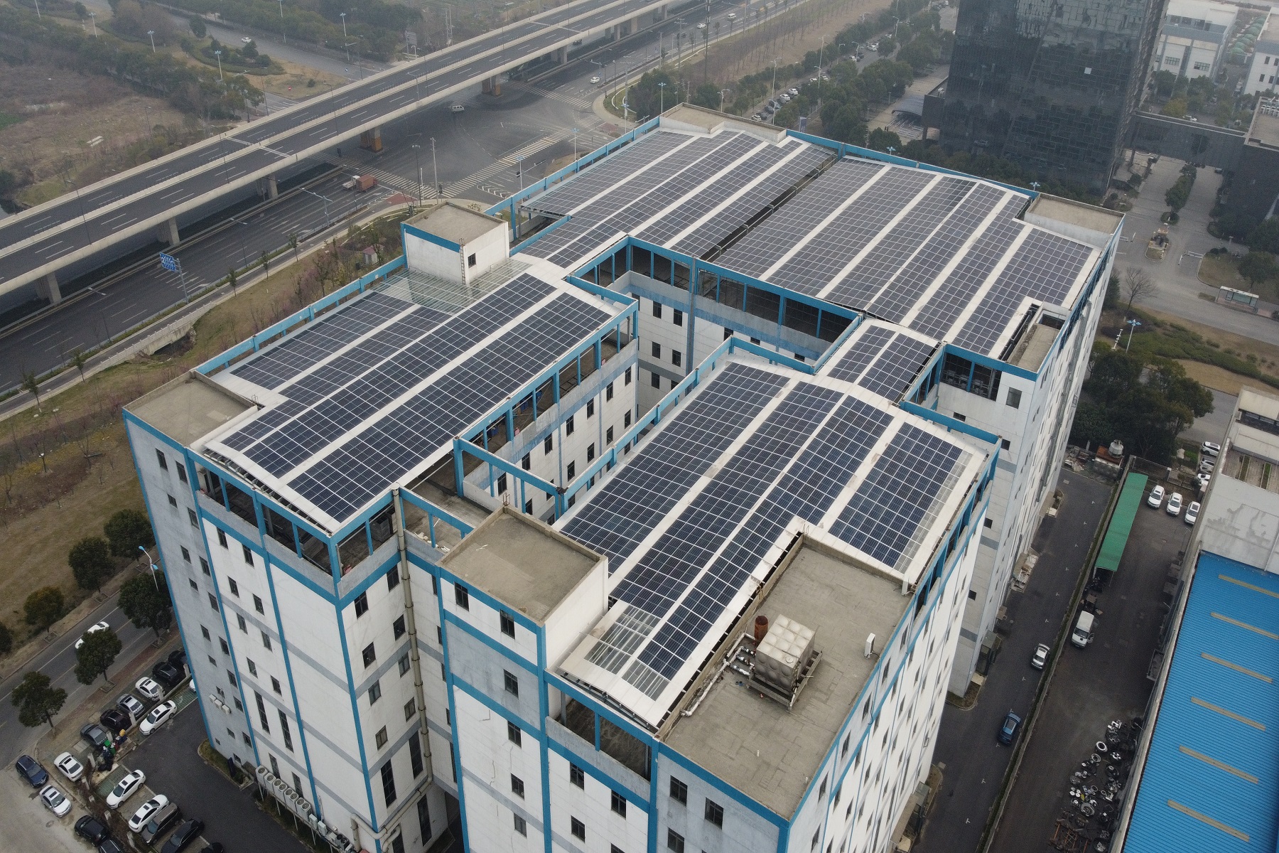 装了平屋顶钢支架会压坏屋面吗？